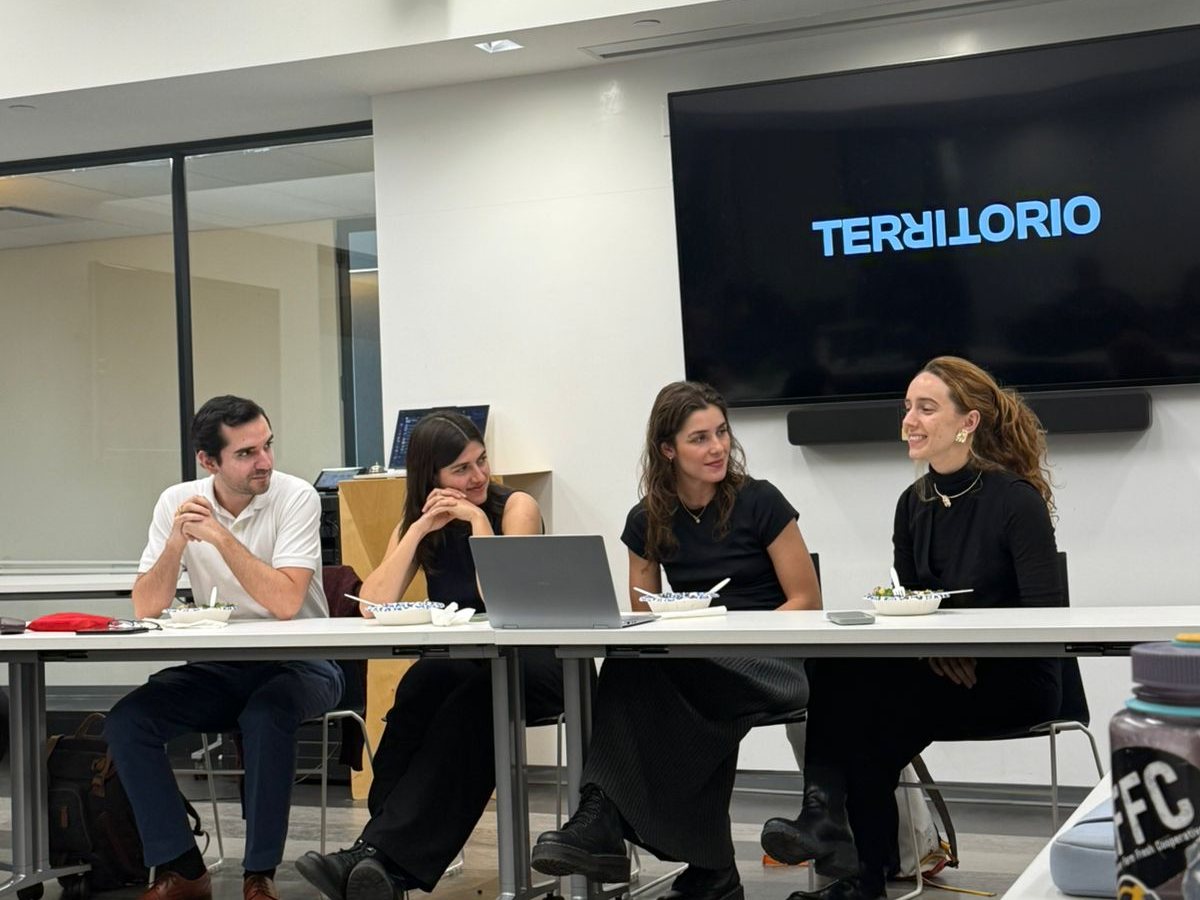 The Territorio team presenting the association's plans